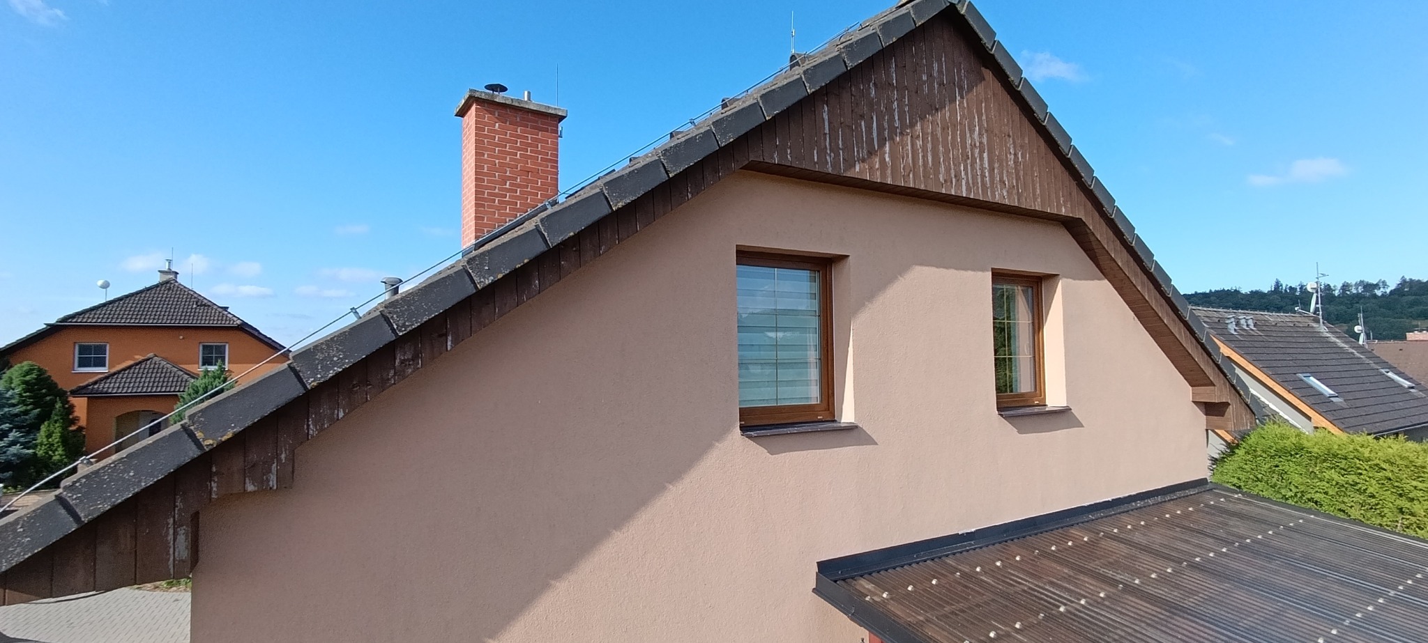 Nátěr podbití a štítů střechy rodinného domu – před realizací