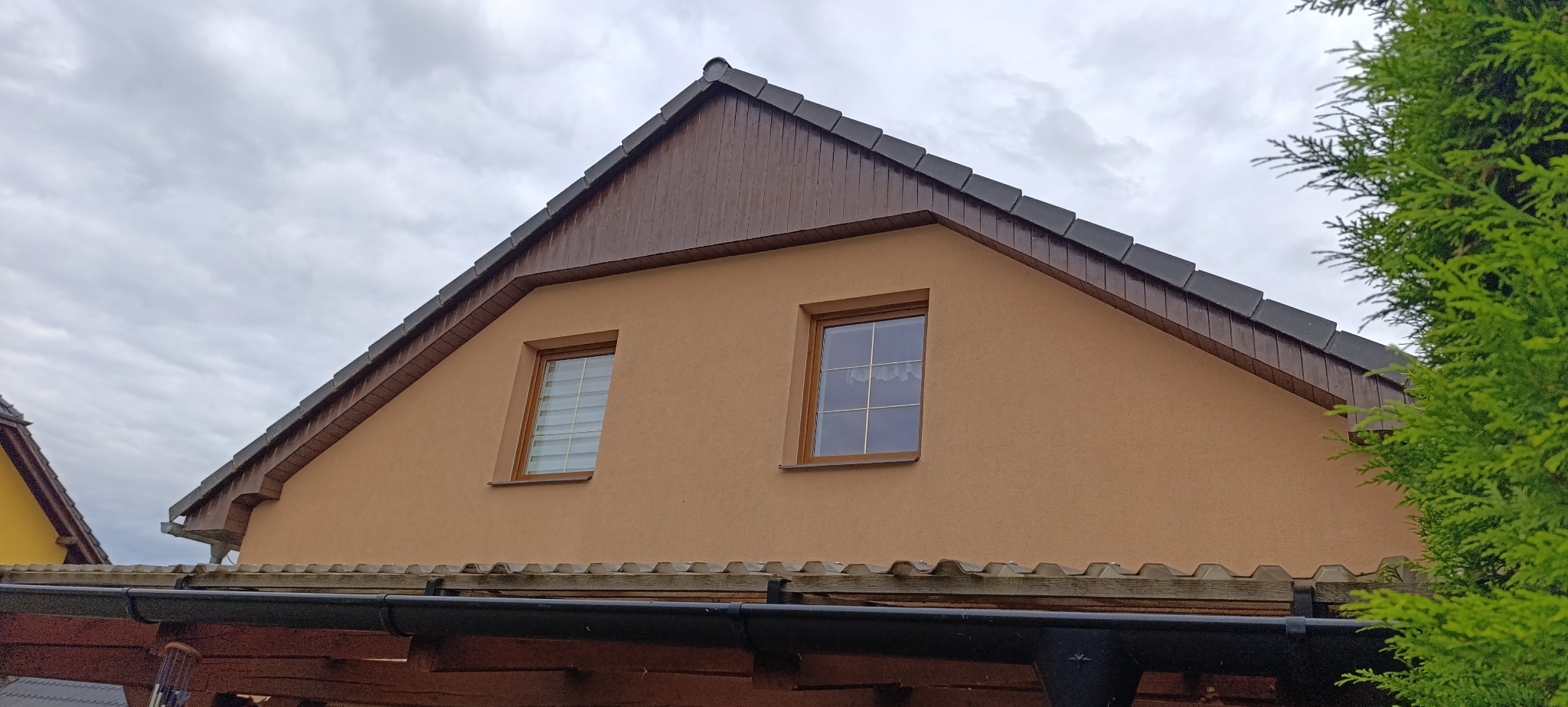 Nátěr podbití a štítů střechy rodinného domu – před realizací