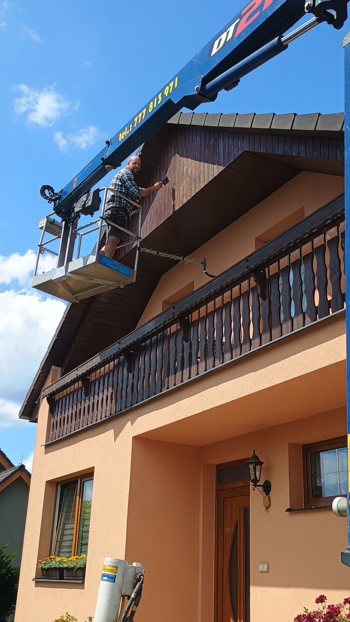 Nátěr podbití a štítů střechy rodinného domu – práce z plošiny